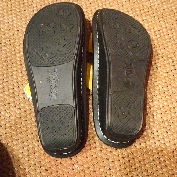 Sandals - Picture 2 of 2